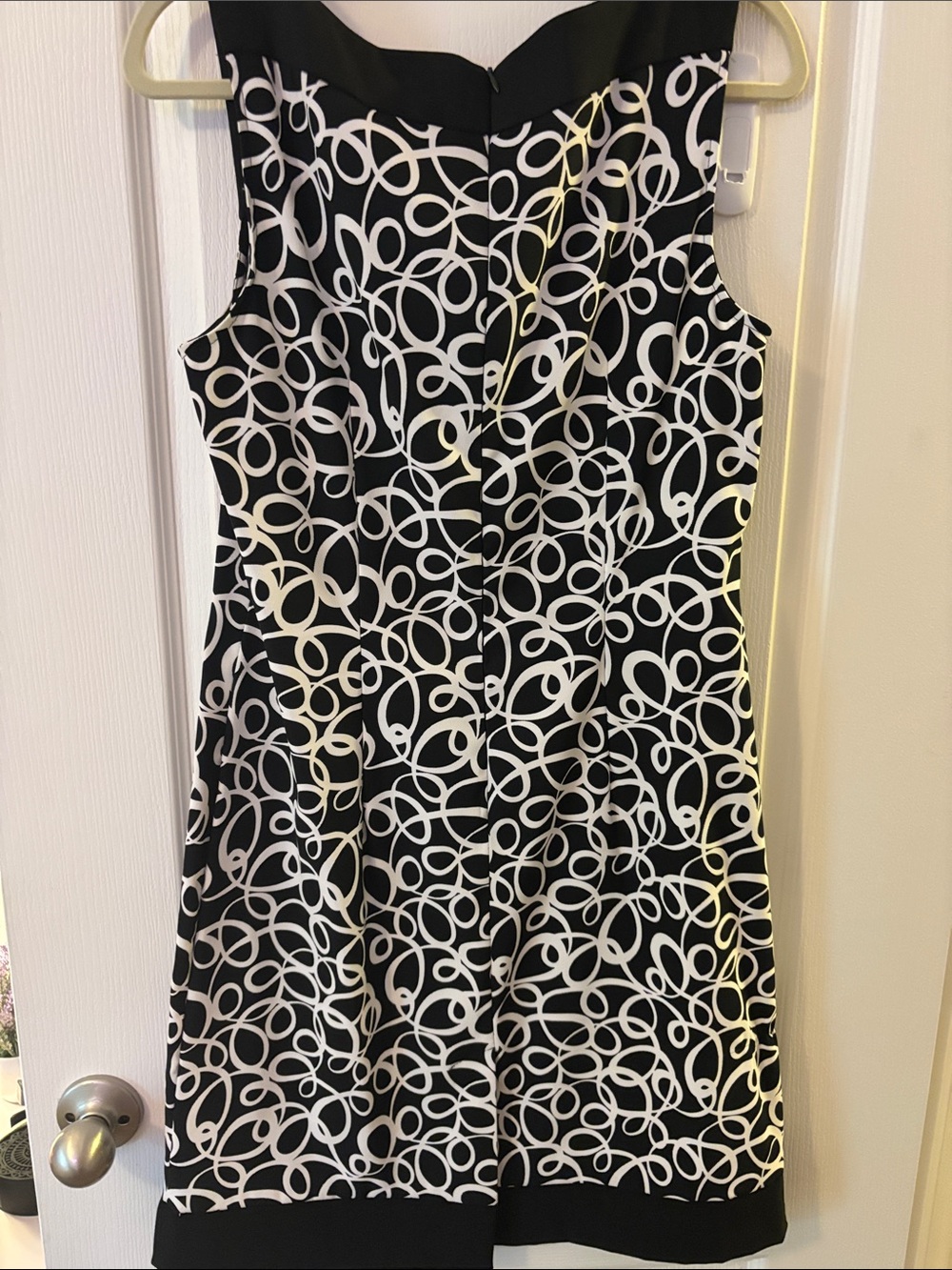 Black & White Circle Pattern Sleeveless Dress - Picture 3 of 4